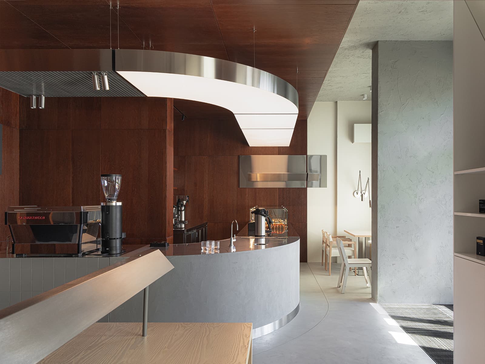 Теплая ретро-атмосфера и коричневые тона в интерьере кофейни — проект KIDZ