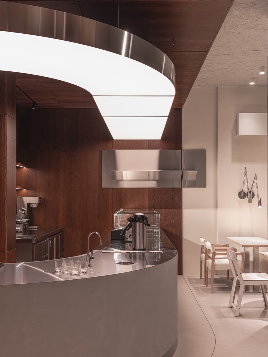 Теплая ретро-атмосфера и коричневые тона в интерьере кофейни — проект KIDZ