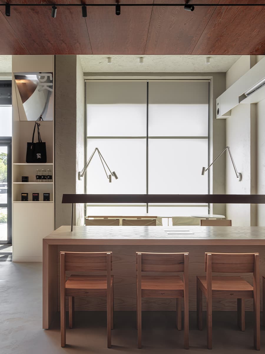 Теплая ретро-атмосфера и коричневые тона в интерьере кофейни — проект KIDZ