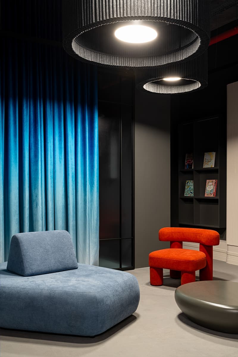 Красочное оформление шоурума интерьерных материалов — проект DAVYDOV STUDIO