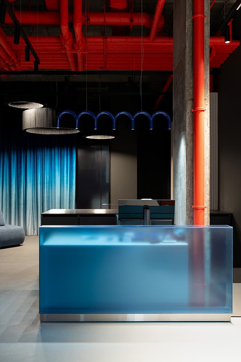 Красочное оформление шоурума интерьерных материалов — проект DAVYDOV STUDIO