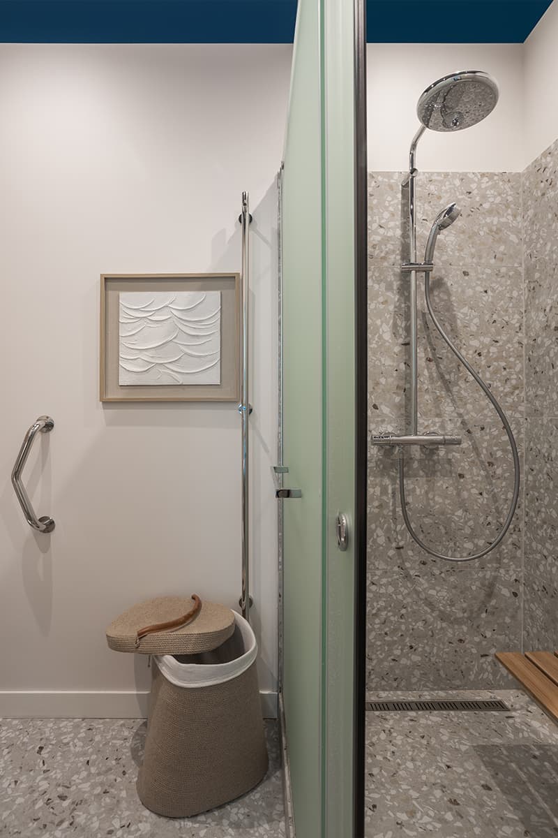 Песочные оттенки, синие акценты и теплое дерево в интерьере квартиры — проект Ангелины Стриженок