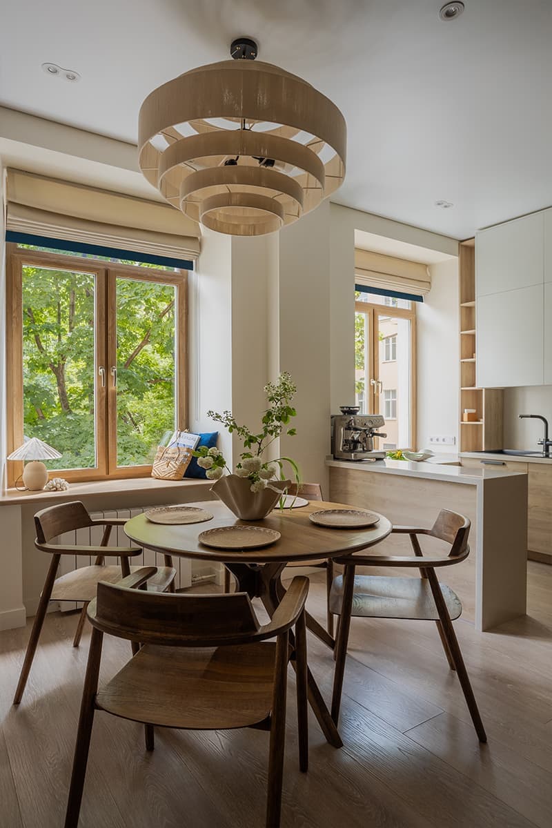 Песочные оттенки, синие акценты и теплое дерево в интерьере квартиры — проект Ангелины Стриженок