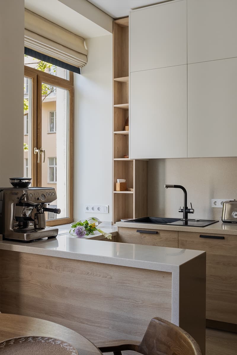 Песочные оттенки, синие акценты и теплое дерево в интерьере квартиры — проект Ангелины Стриженок