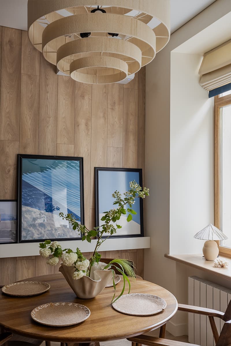 Песочные оттенки, синие акценты и теплое дерево в интерьере квартиры — проект Ангелины Стриженок