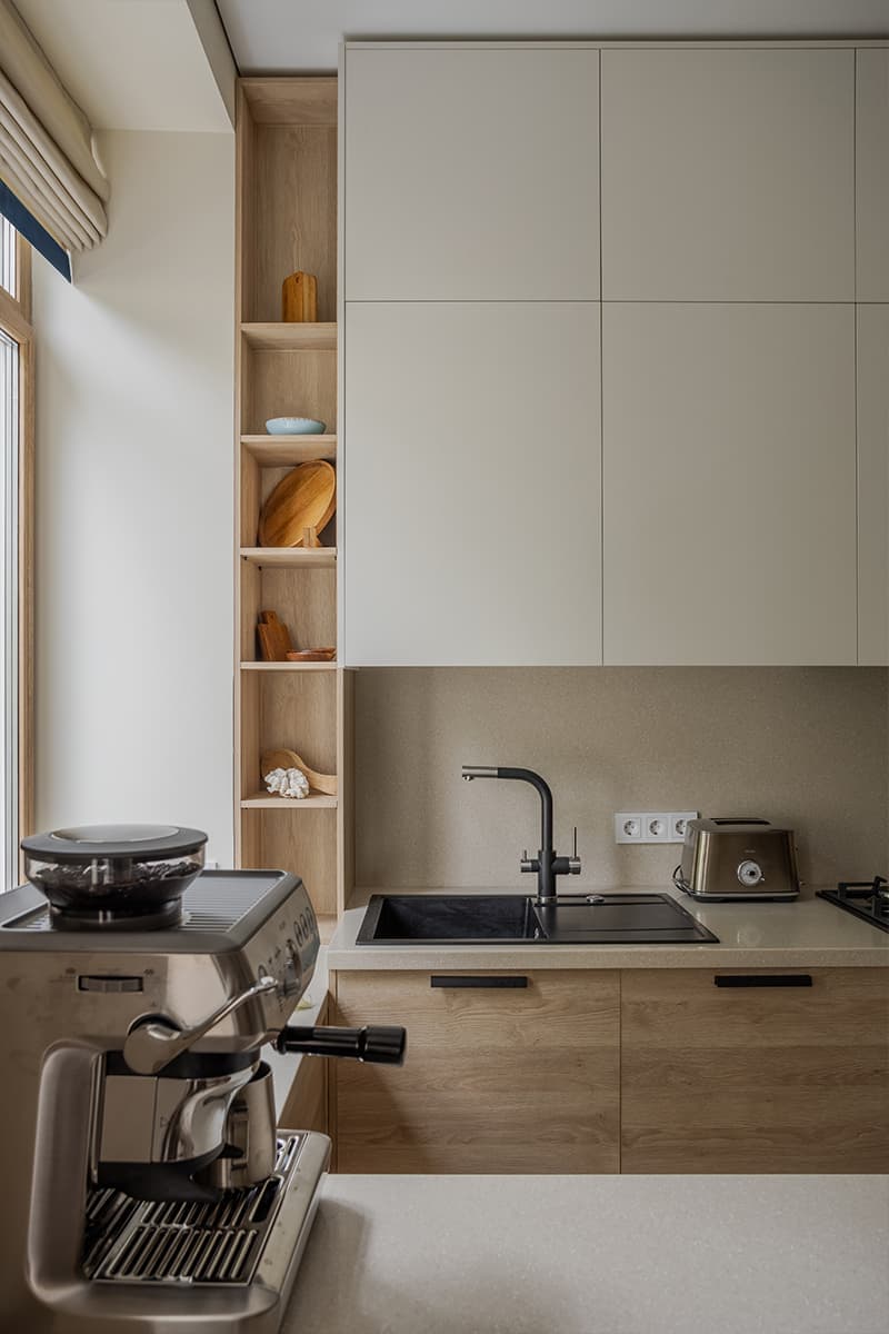 Песочные оттенки, синие акценты и теплое дерево в интерьере квартиры — проект Ангелины Стриженок