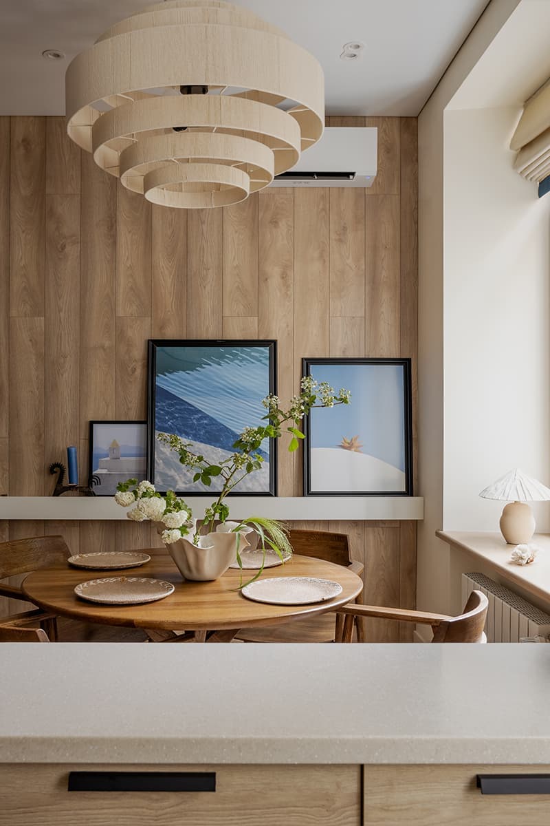 Песочные оттенки, синие акценты и теплое дерево в интерьере квартиры — проект Ангелины Стриженок