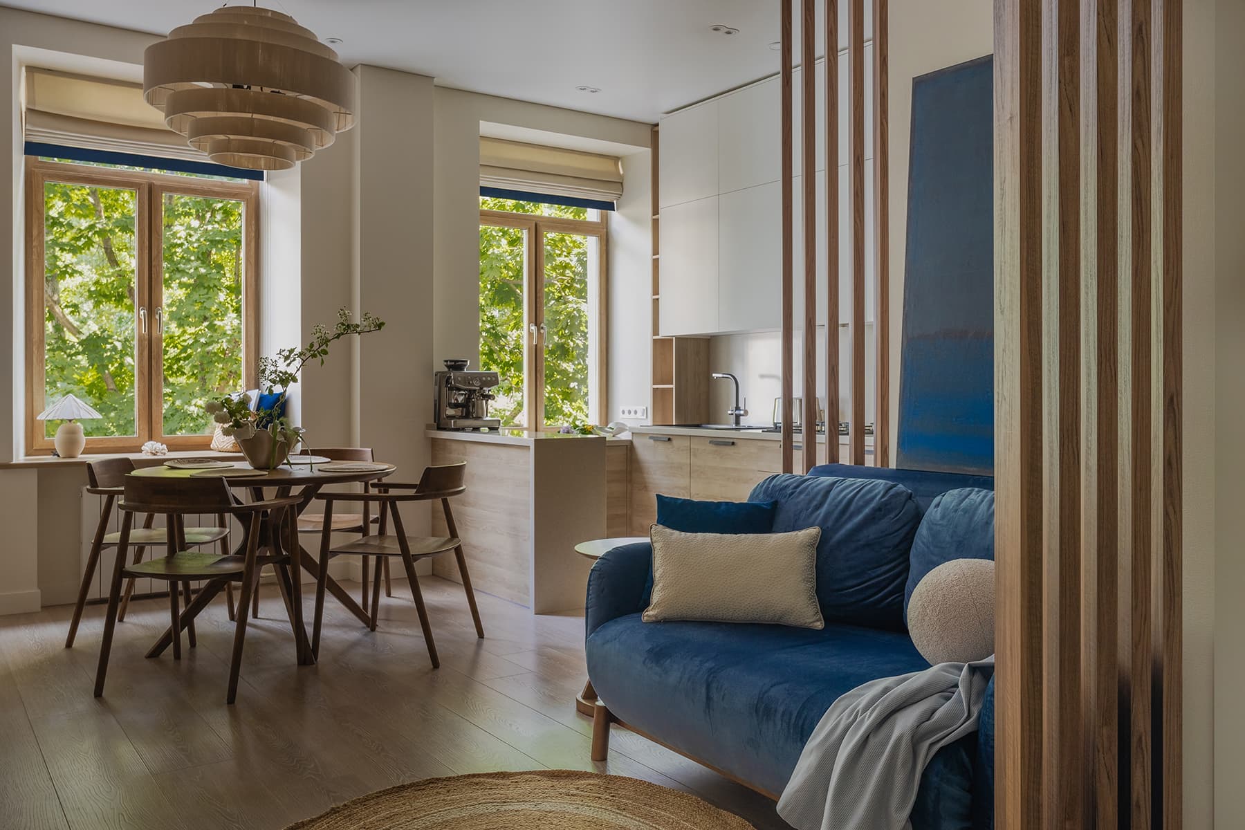 Песочные оттенки, синие акценты и теплое дерево в интерьере квартиры — проект Ангелины Стриженок