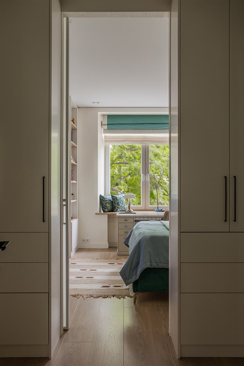 Песочные оттенки, синие акценты и теплое дерево в интерьере квартиры — проект Ангелины Стриженок