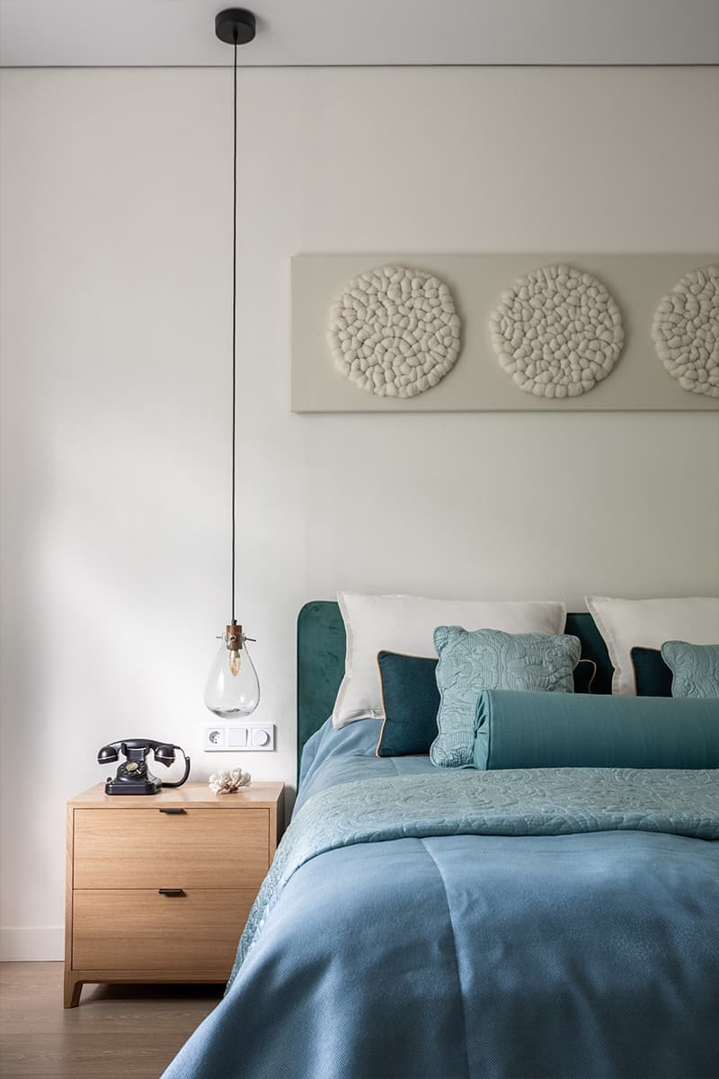 Песочные оттенки, синие акценты и теплое дерево в интерьере квартиры — проект Ангелины Стриженок w3