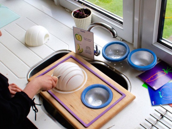 Дизайнер из Великобритании представляет умную детскую посуду
