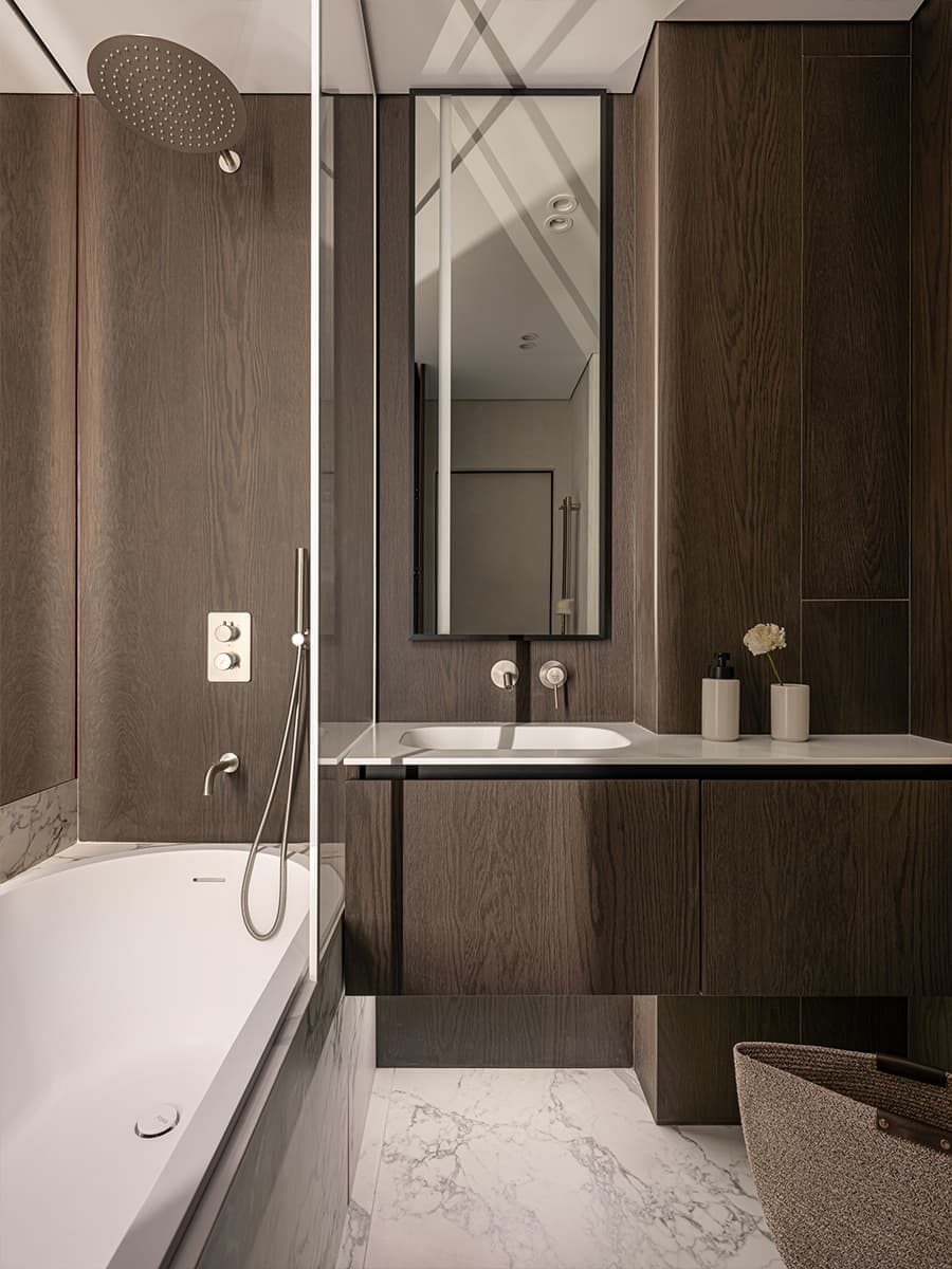 Интерьер квартиры со скульптурной стеной в гостиной — проект Евгении Гостевой и Оксаны Раскиной