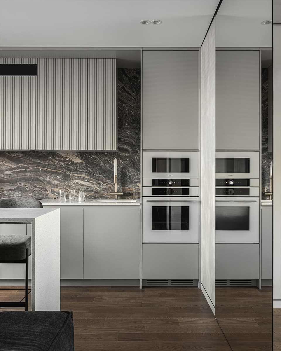 Интерьер квартиры со скульптурной стеной в гостиной — проект Евгении Гостевой и Оксаны Раскиной