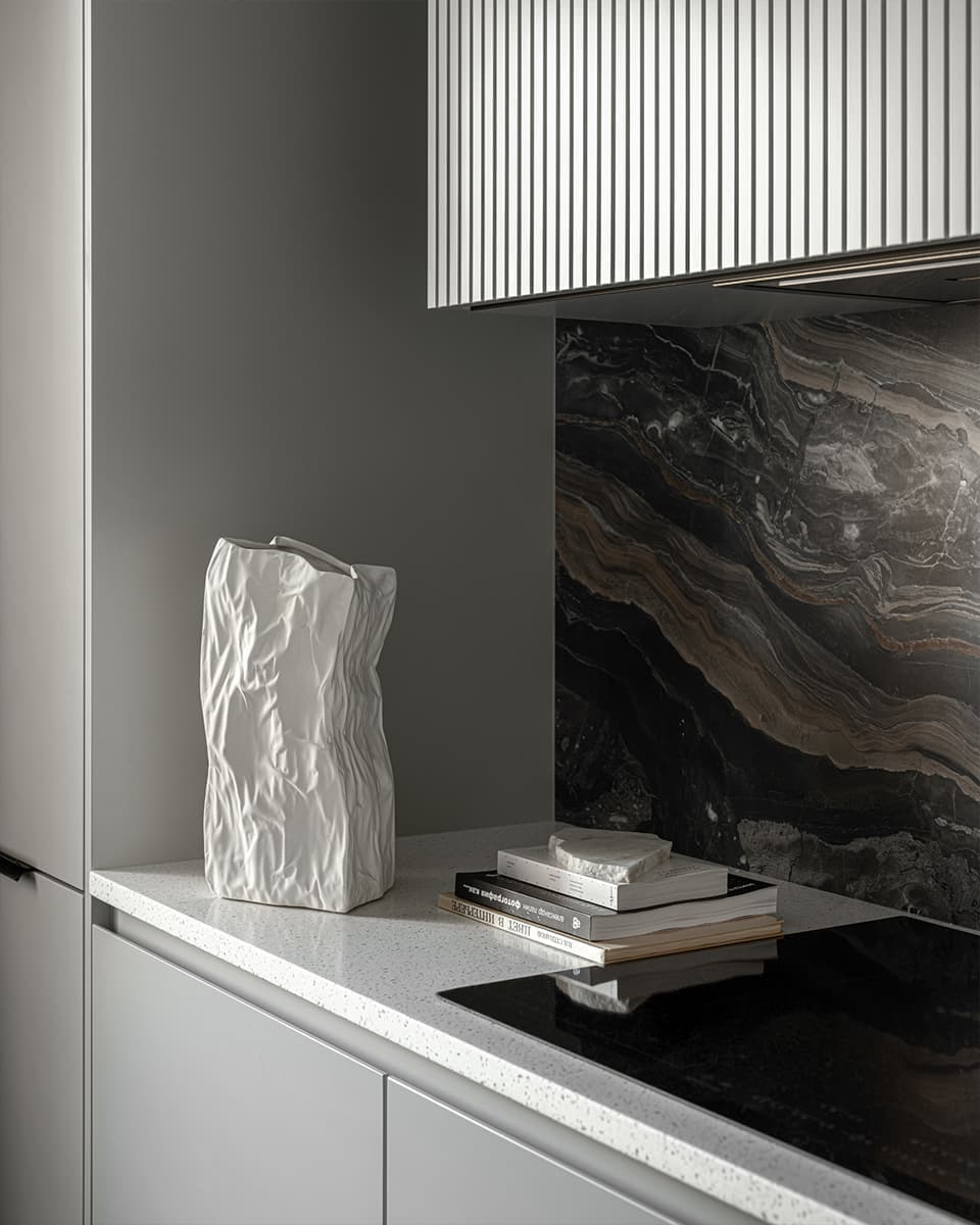 Интерьер квартиры со скульптурной стеной в гостиной — проект Евгении Гостевой и Оксаны Раскиной