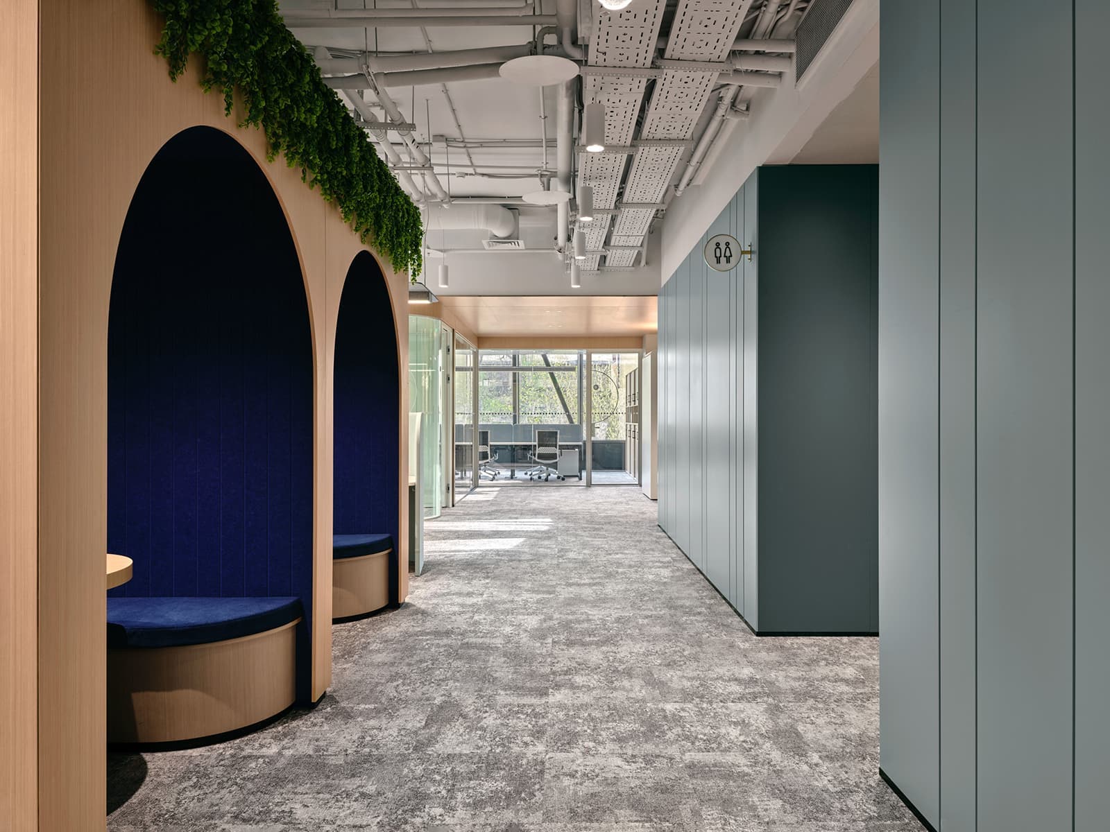 Галерея интерьерных решений в оформлении офиса московского холдинга — проект архитектурного бюро АРХИСТРА