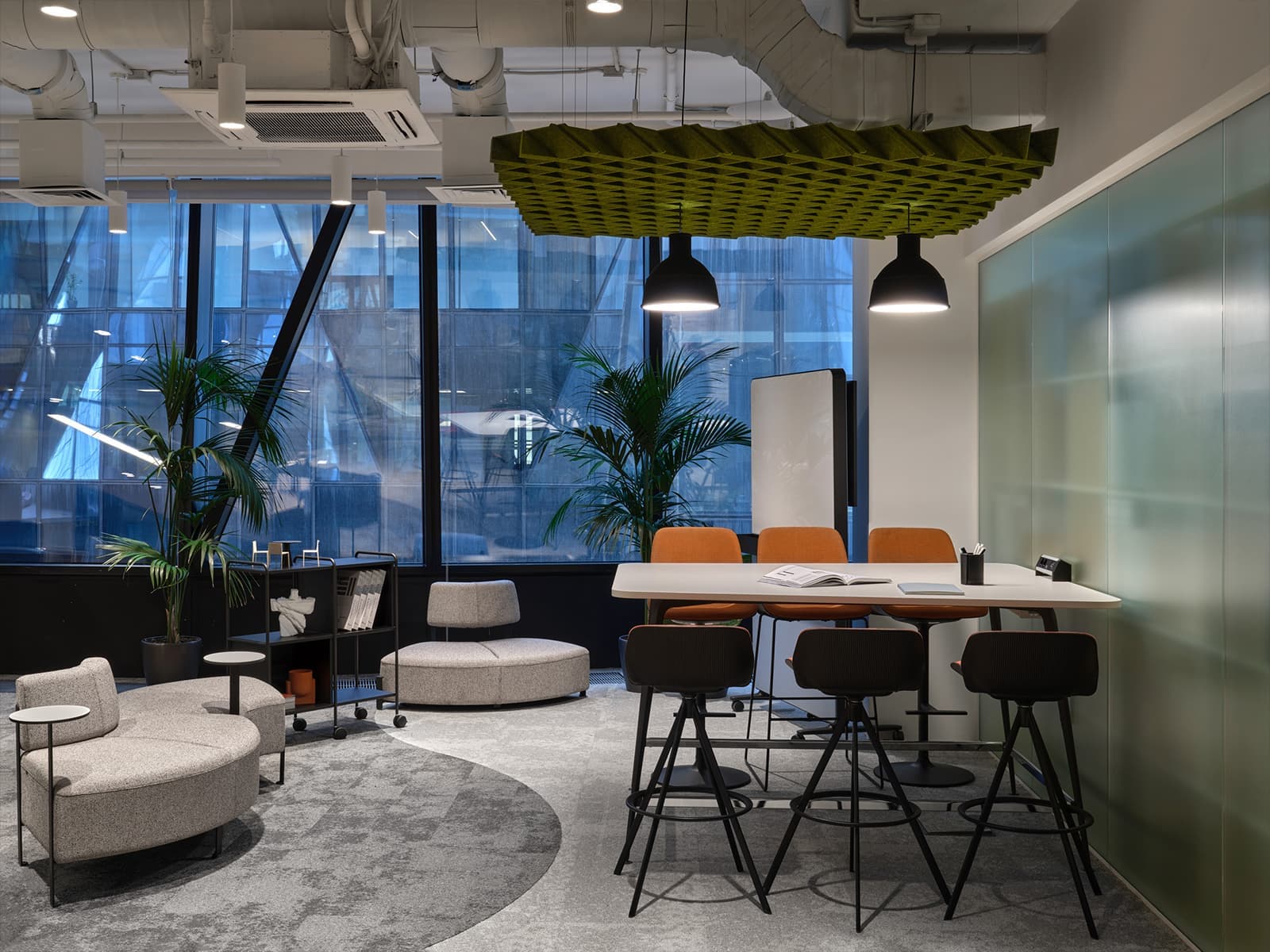 Галерея интерьерных решений в оформлении офиса московского холдинга — проект архитектурного бюро АРХИСТРА