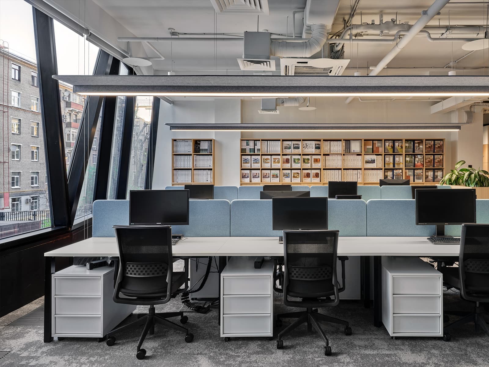 Галерея интерьерных решений в оформлении офиса московского холдинга — проект архитектурного бюро АРХИСТРА