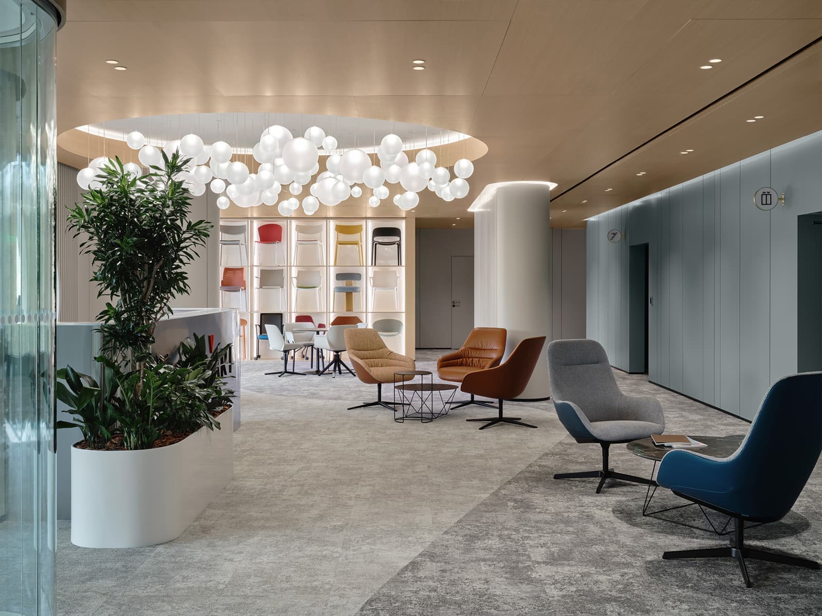 Галерея интерьерных решений в оформлении офиса московского холдинга — проект архитектурного бюро АРХИСТРА