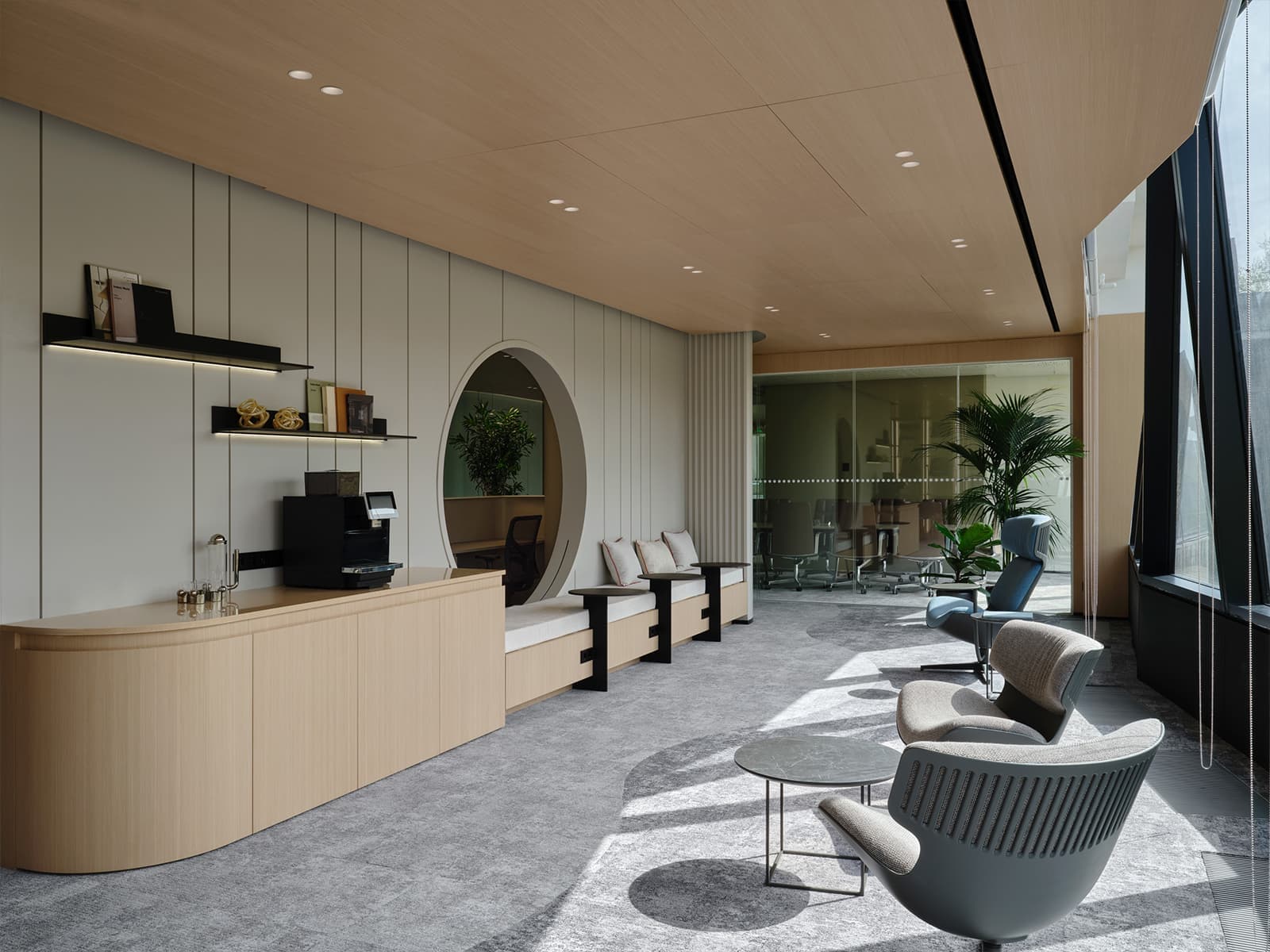 Галерея интерьерных решений в оформлении офиса московского холдинга — проект архитектурного бюро АРХИСТРА