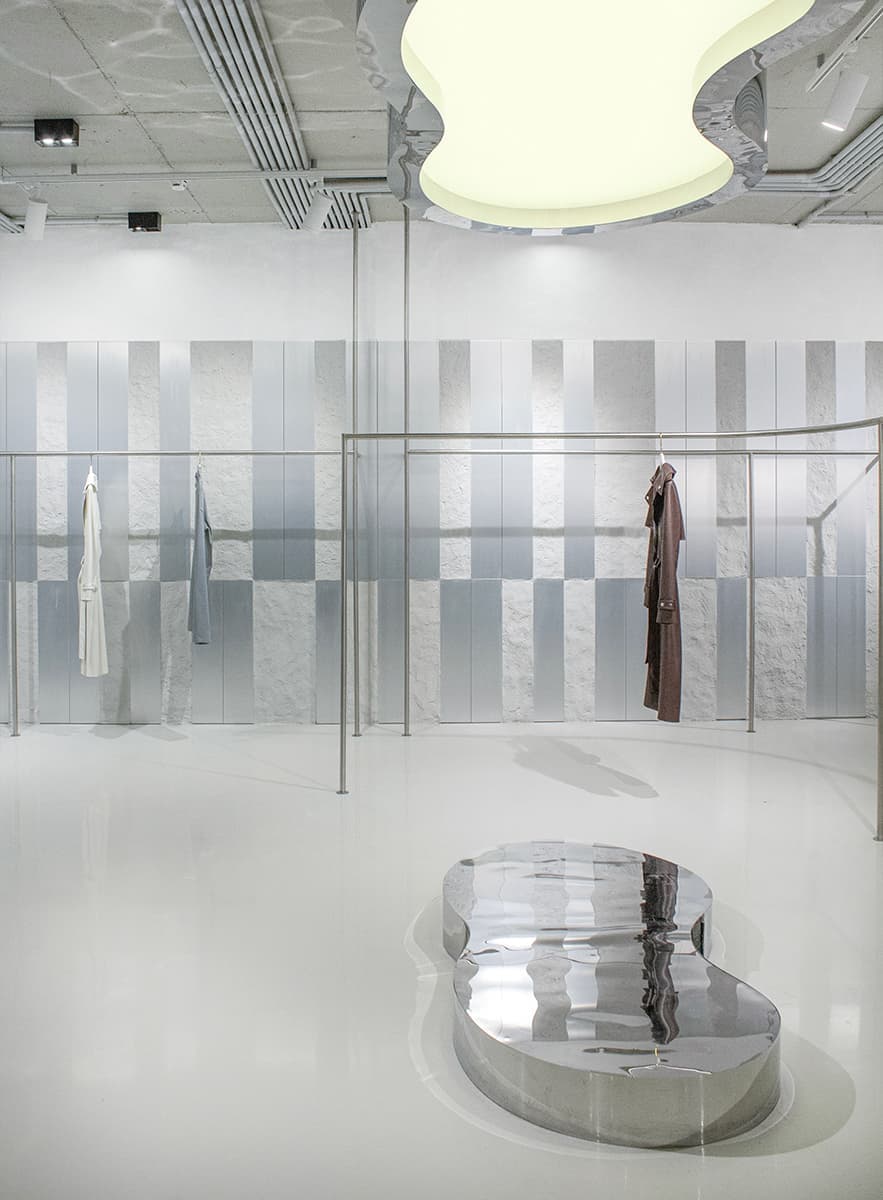 Нержавеющая сталь и вкрапления розового в интерьере шоурума — проект VEA Kollektiv