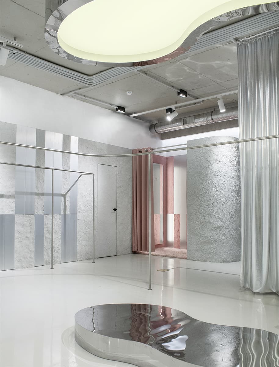 Нержавеющая сталь и вкрапления розового в интерьере шоурума — проект VEA Kollektiv