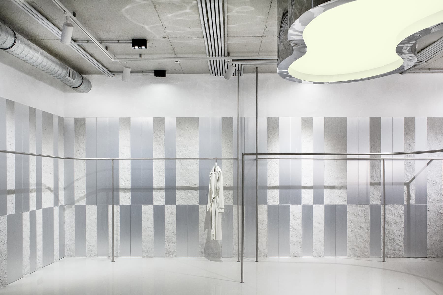 Нержавеющая сталь и вкрапления розового в интерьере шоурума — проект VEA Kollektiv