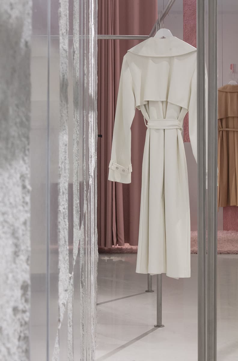 Нержавеющая сталь и вкрапления розового в интерьере шоурума — проект VEA Kollektiv