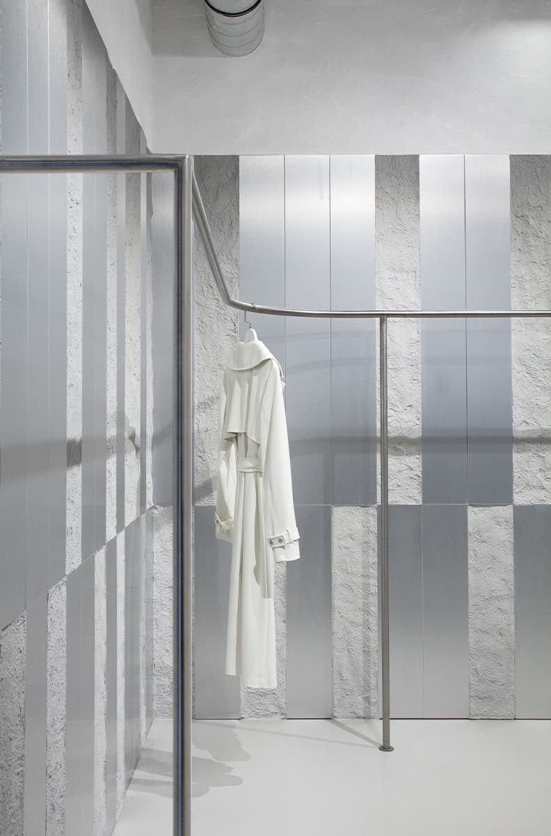 Нержавеющая сталь и вкрапления розового в интерьере шоурума — проект VEA Kollektiv