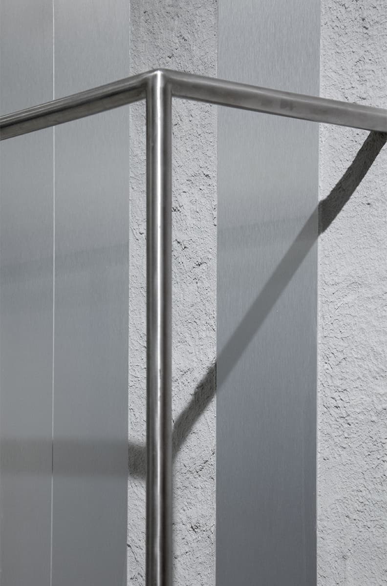 Нержавеющая сталь и вкрапления розового в интерьере шоурума — проект VEA Kollektiv