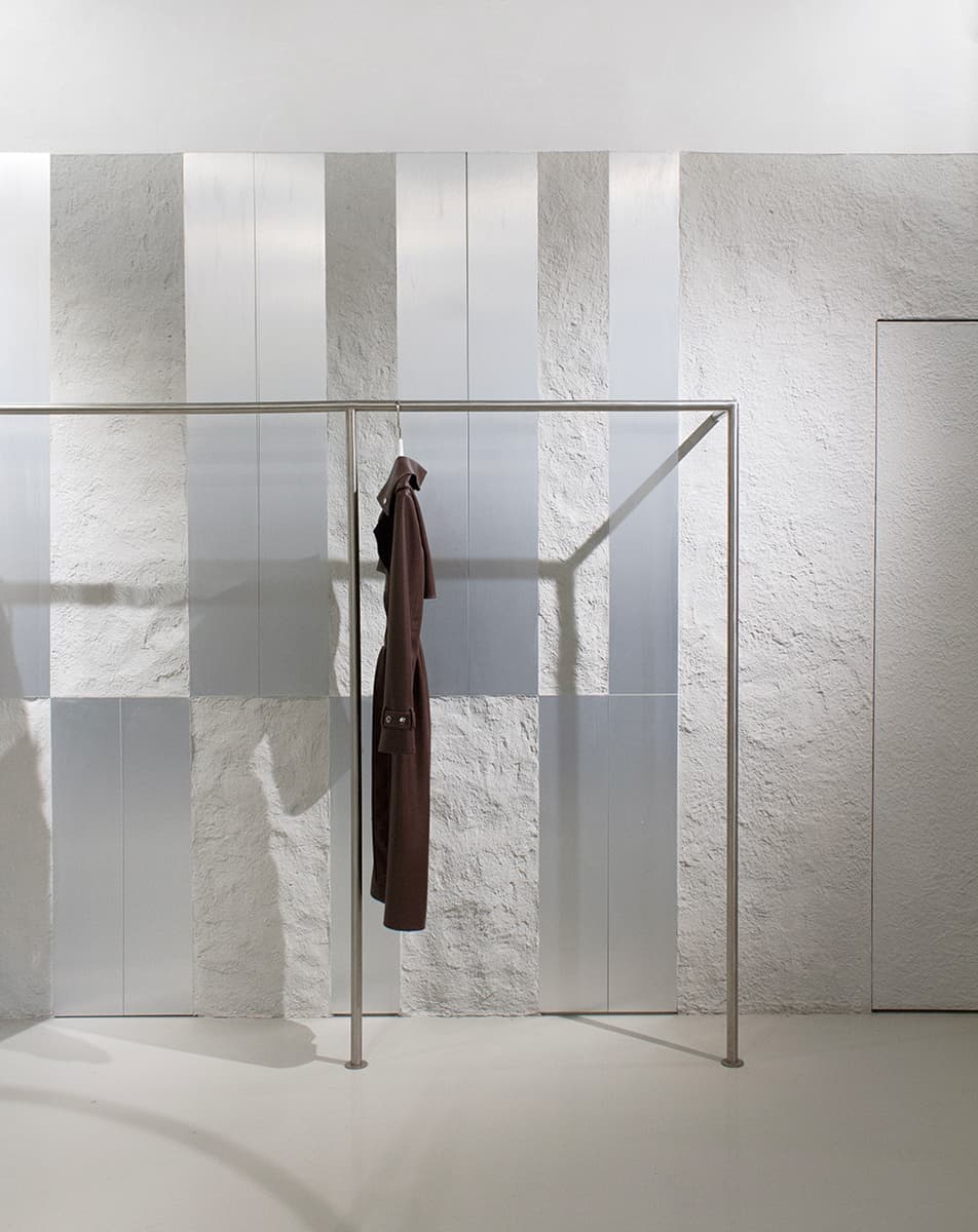 Нержавеющая сталь и вкрапления розового в интерьере шоурума — проект VEA Kollektiv