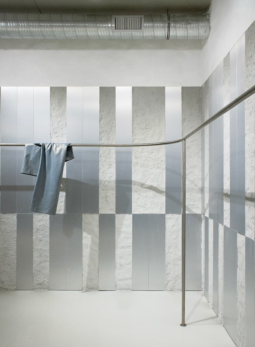 Нержавеющая сталь и вкрапления розового в интерьере шоурума — проект VEA Kollektiv