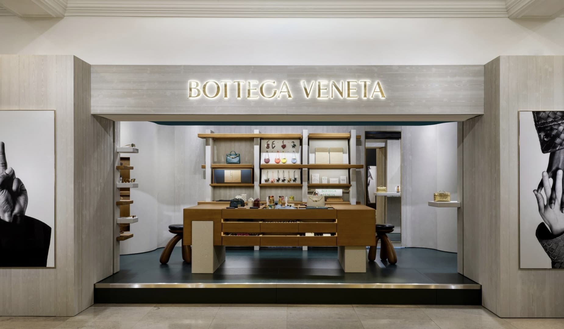 Bottega Veneta открыла модернистский поп-ап в универмаге Harrods Bottega Veneta открыла модернистский поп-ап в универмаге Harrods