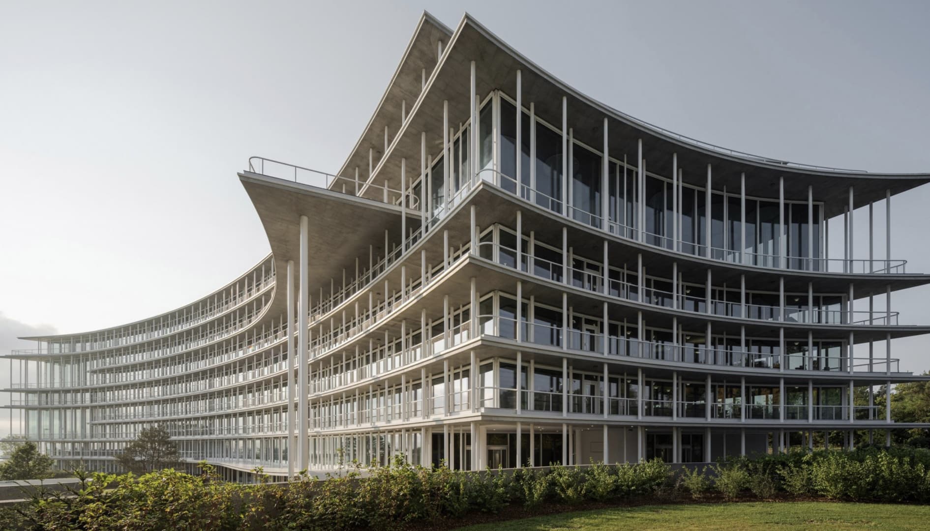 Herzog & de Meuron построили штаб-квартиру банка у Женевского озера Herzog & de Meuron построили штаб-квартиру банка у Женевского озера