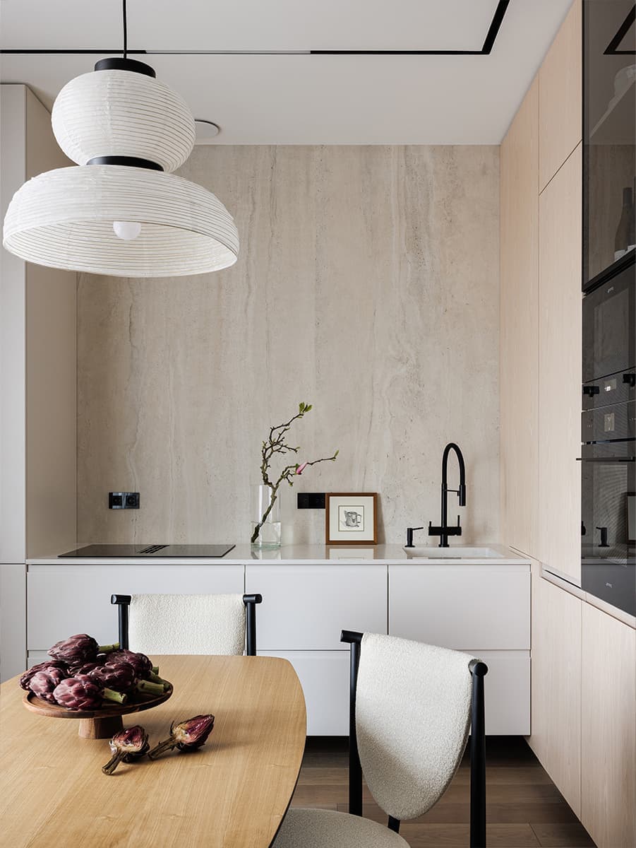 Ковры, искусство и азиатские нотки в интерьере семейной квартиры — проект Альбины Макарчиковой