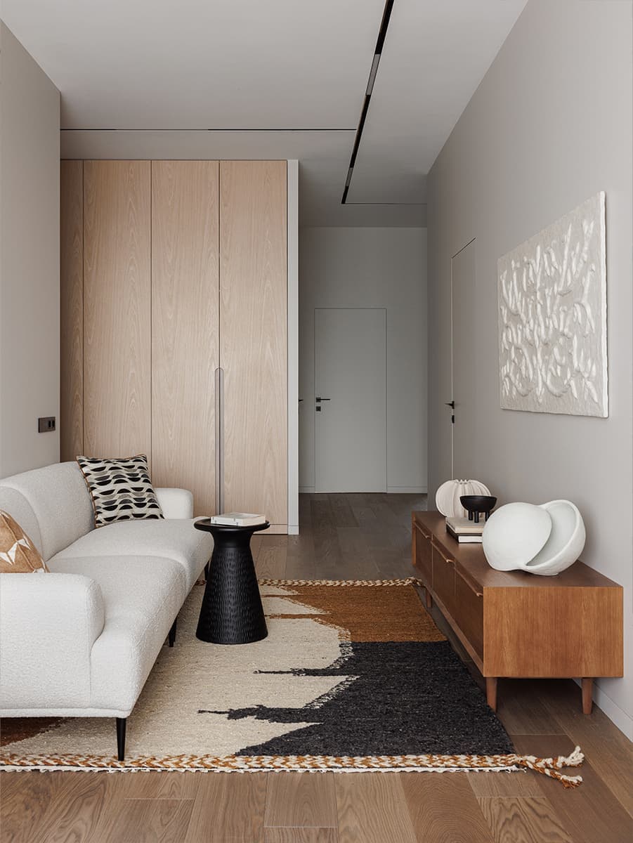 Ковры, искусство и азиатские нотки в интерьере семейной квартиры — проект Альбины Макарчиковой