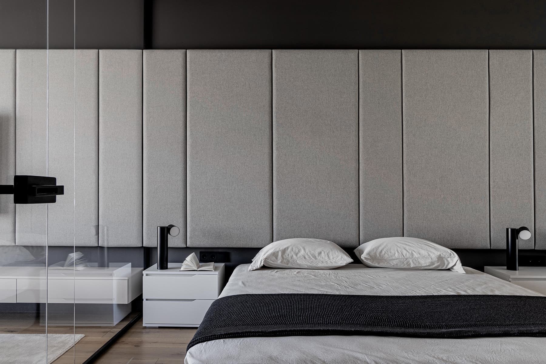 Стеклянные перегородки и монохромная палитра в интерьере квартиры для отдыха — проект Оксаны Пирко и Дарьи Гончаровой