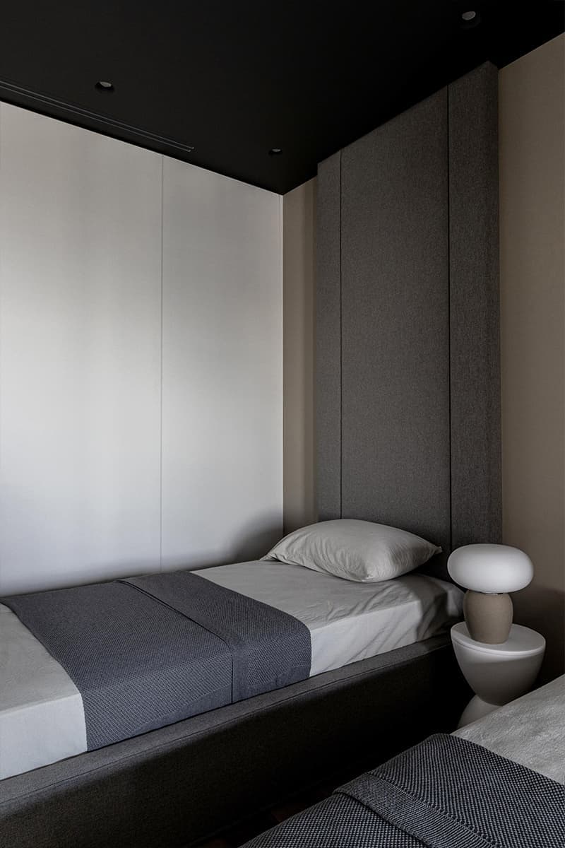 Стеклянные перегородки и монохромная палитра в интерьере квартиры для отдыха — проект Оксаны Пирко и Дарьи Гончаровой