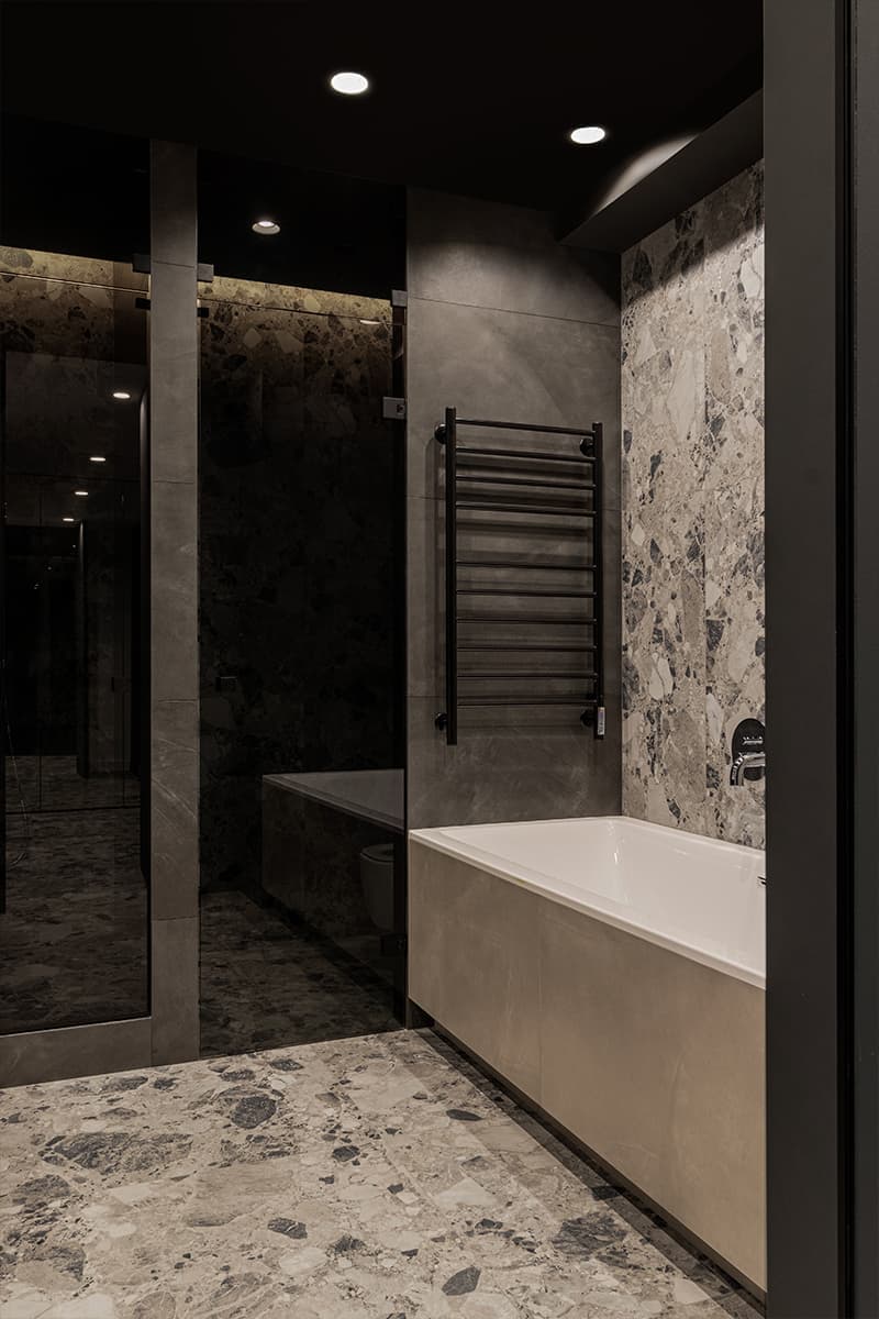 Стеклянные перегородки и монохромная палитра в интерьере квартиры для отдыха — проект Оксаны Пирко и Дарьи Гончаровой