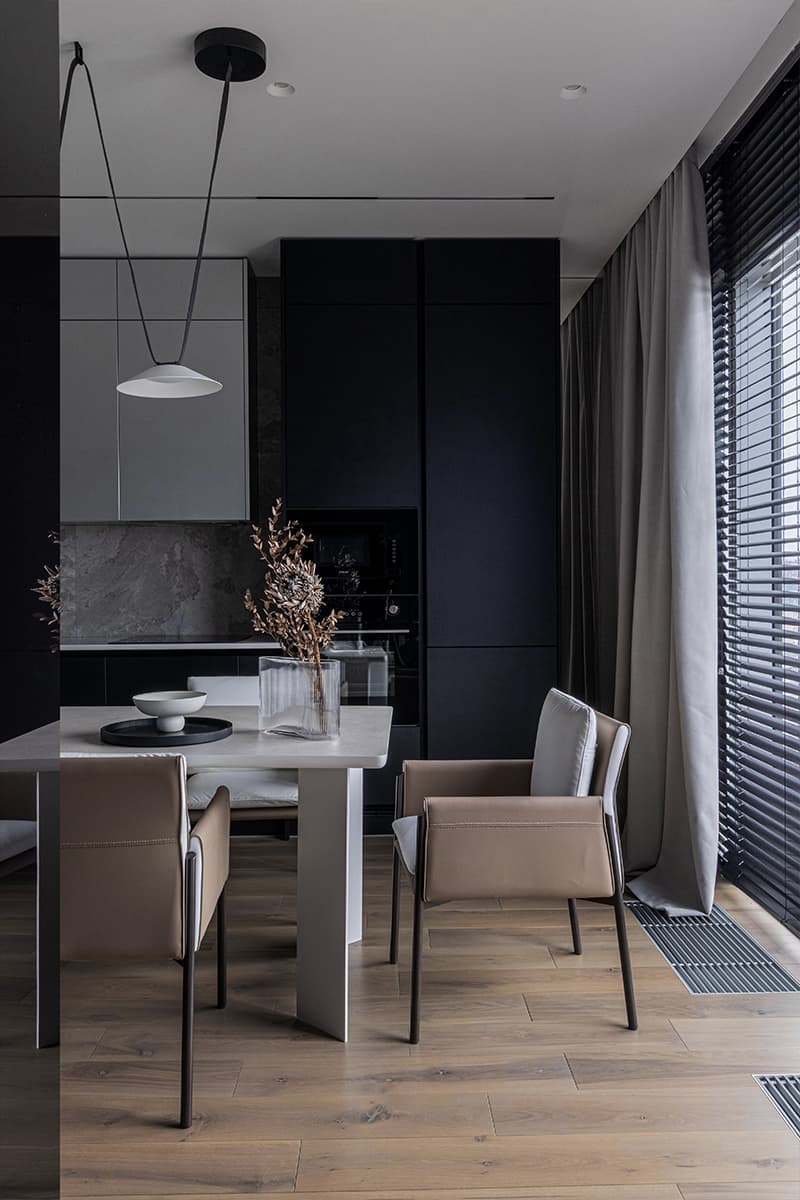 Стеклянные перегородки и монохромная палитра в интерьере квартиры для отдыха — проект Оксаны Пирко и Дарьи Гончаровой