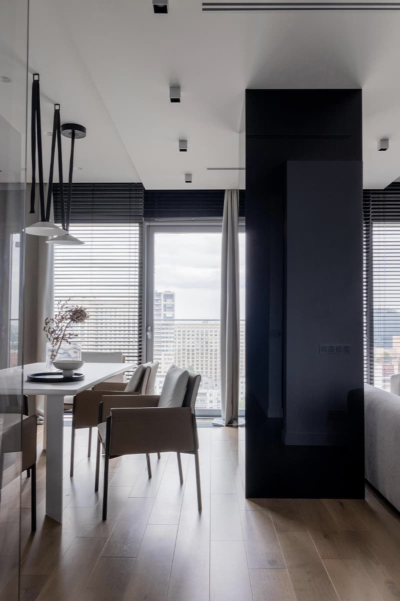 Стеклянные перегородки и монохромная палитра в интерьере квартиры для отдыха — проект Оксаны Пирко и Дарьи Гончаровой