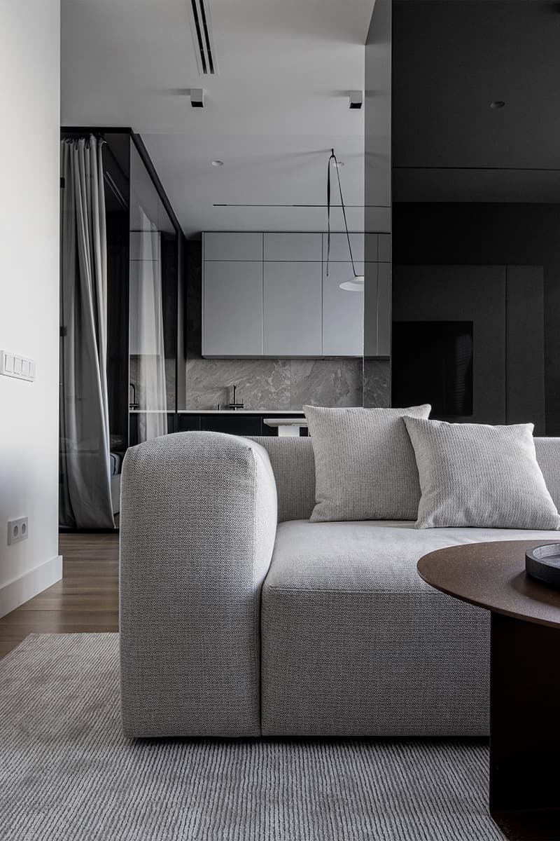 Стеклянные перегородки и монохромная палитра в интерьере квартиры для отдыха — проект Оксаны Пирко и Дарьи Гончаровой