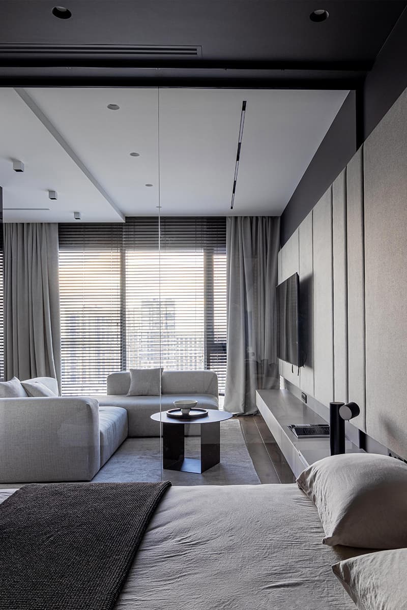 Стеклянные перегородки и монохромная палитра в интерьере квартиры для отдыха — проект Оксаны Пирко и Дарьи Гончаровой