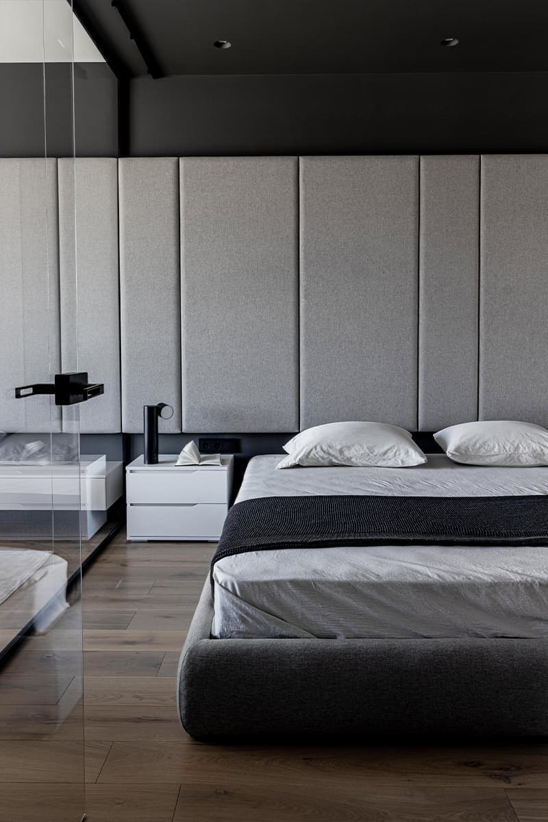 Стеклянные перегородки и монохромная палитра в интерьере квартиры для отдыха — проект Оксаны Пирко и Дарьи Гончаровой