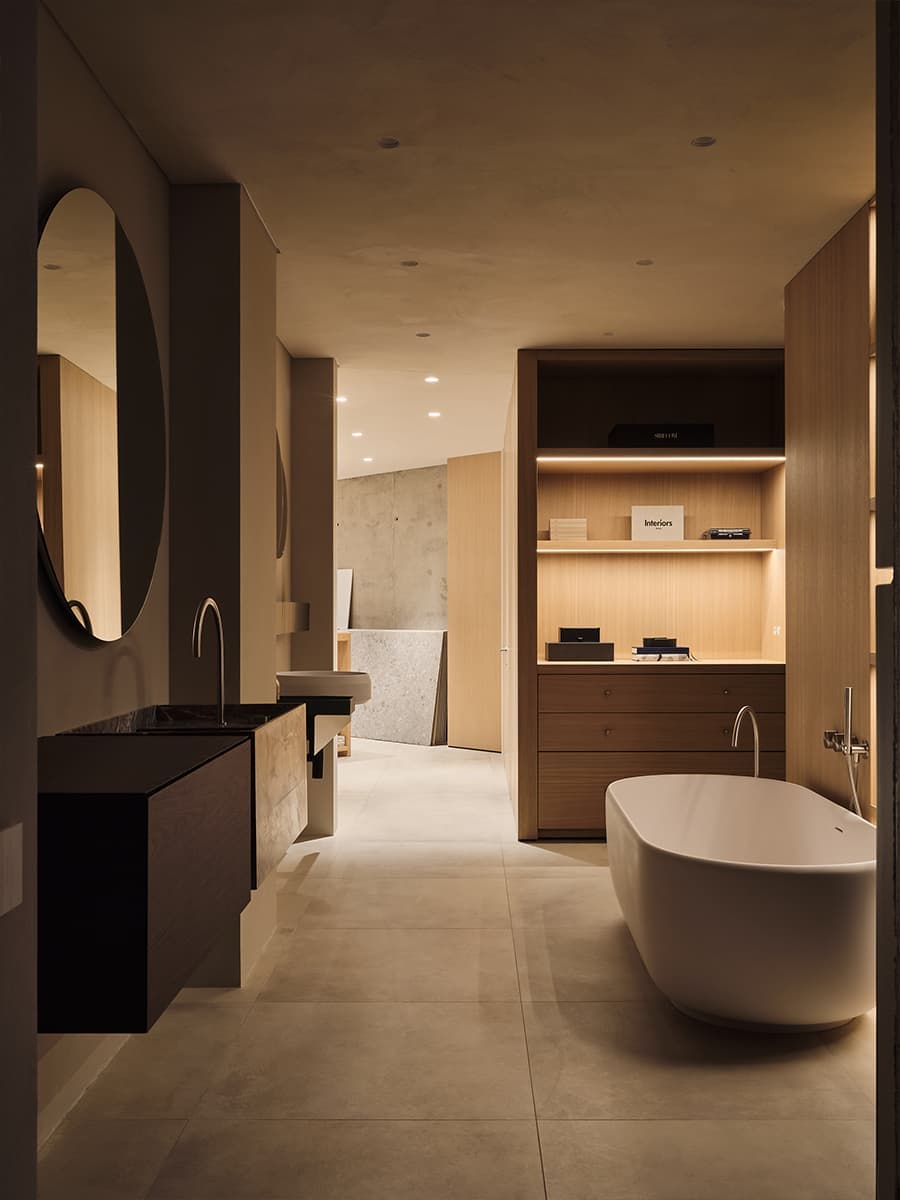 Землистые оттенки в интерьере мебельного шоурума — проект QUADRUM Studio