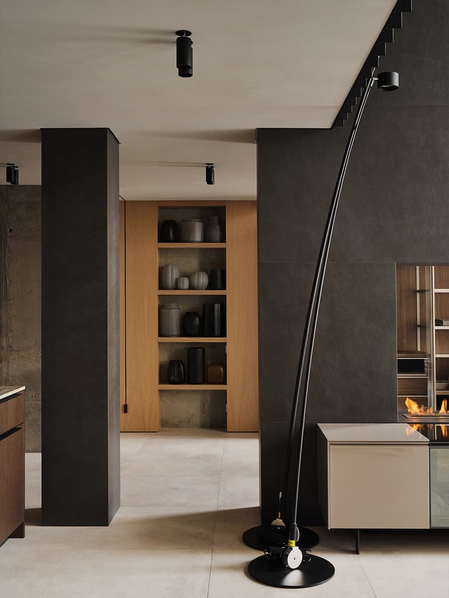 Землистые оттенки в интерьере мебельного шоурума — проект QUADRUM Studio