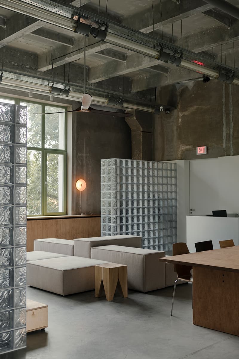 Бетонная стяжка с красным кирпичом в интерьере минской фотостудии — проект DUDES Architects