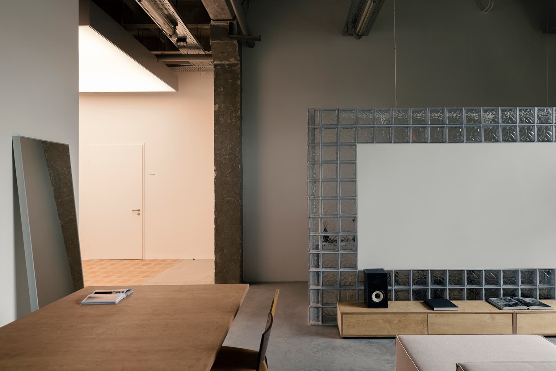 Бетонная стяжка с красным кирпичом в интерьере минской фотостудии — проект DUDES Architects