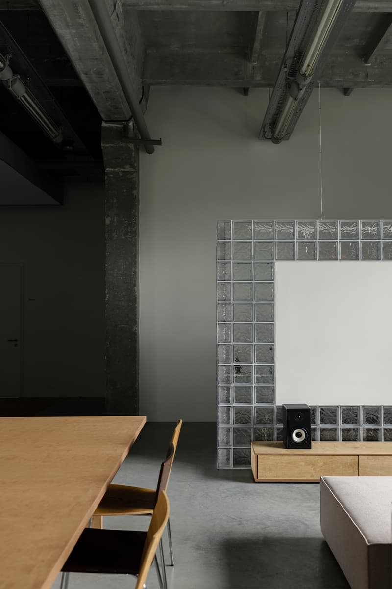 Бетонная стяжка с красным кирпичом в интерьере минской фотостудии — проект DUDES Architects