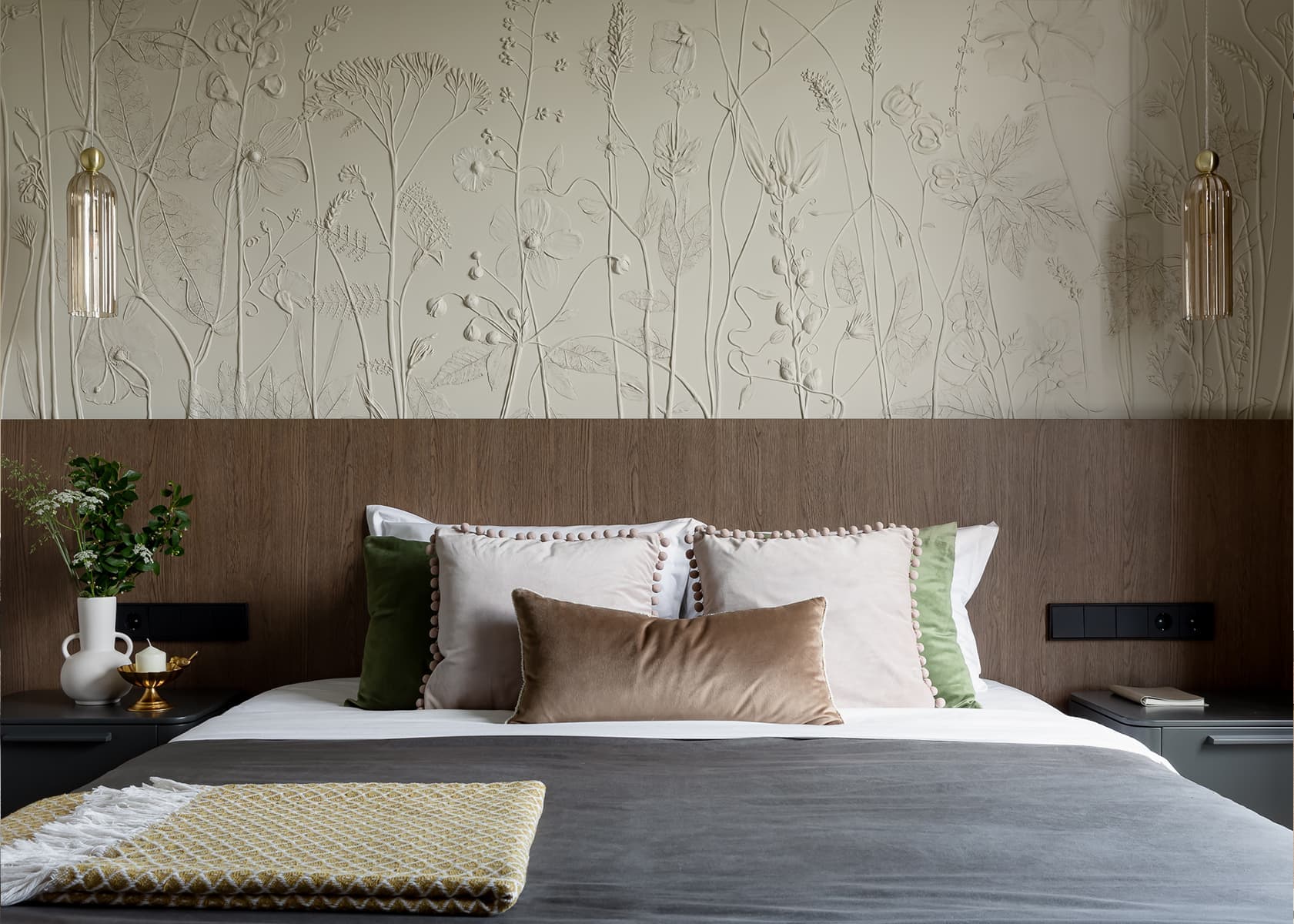 Декоративные птицы и узорчатые обои в интерьере квартиры для девушки — проект Ирины Чекмаревой