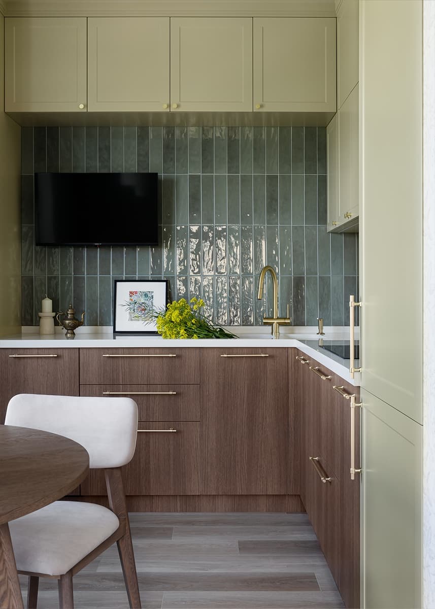 Декоративные птицы и узорчатые обои в интерьере квартиры для девушки — проект Ирины Чекмаревой